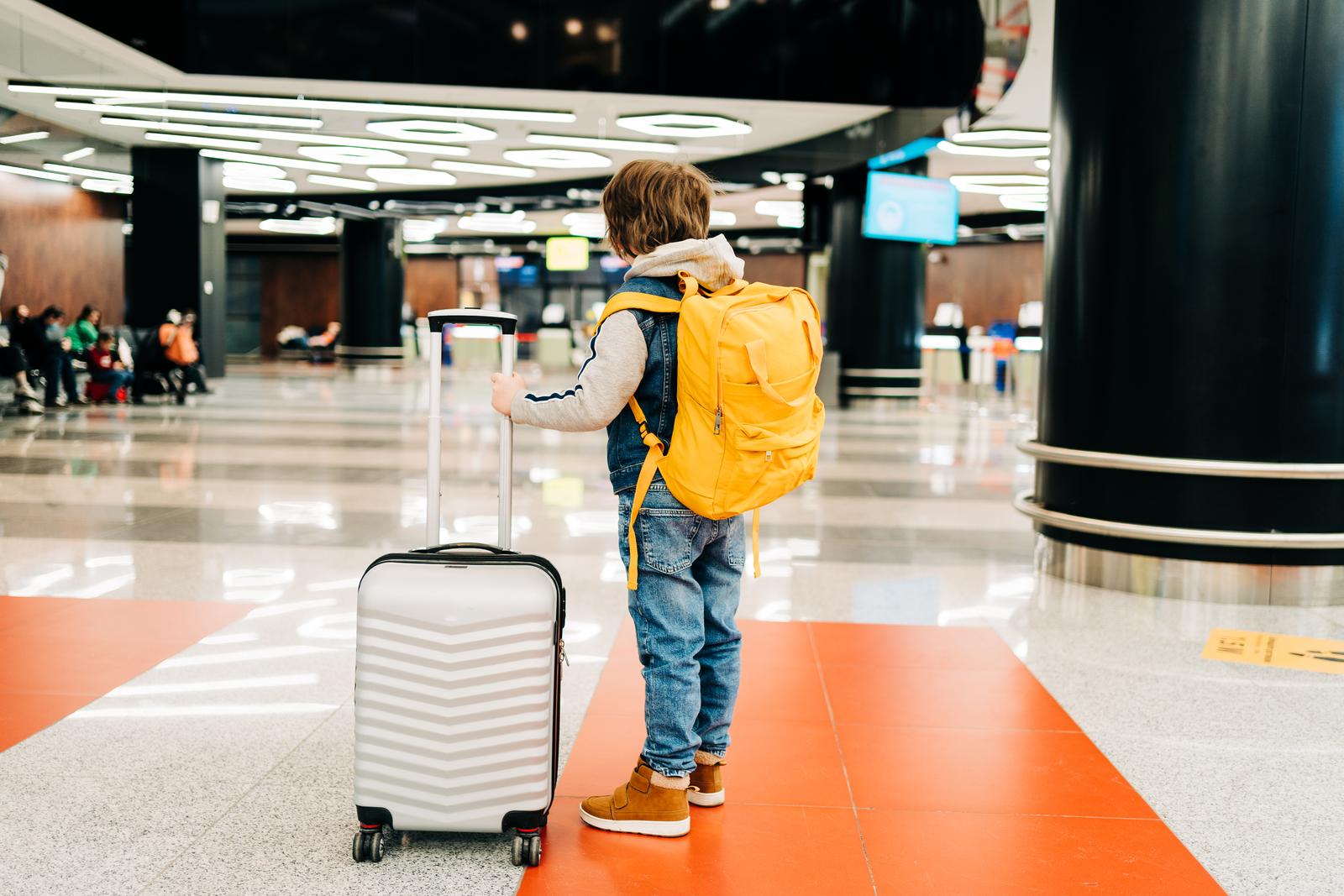 Jak spakować walizkę do samolotu? Kilka wskazówek dla turystek!
